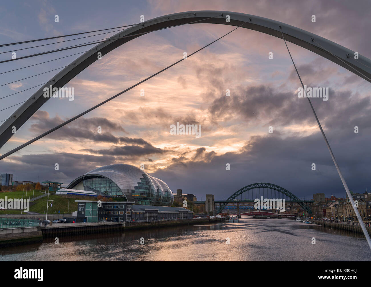 Il Gateshead Millennium Bridge guardando verso il Sage Gateshead e Tyne Bridge, Fiume Tyne, Newcastle upon Tyne, Tyne and Wear, England, Regno Unito Foto Stock
