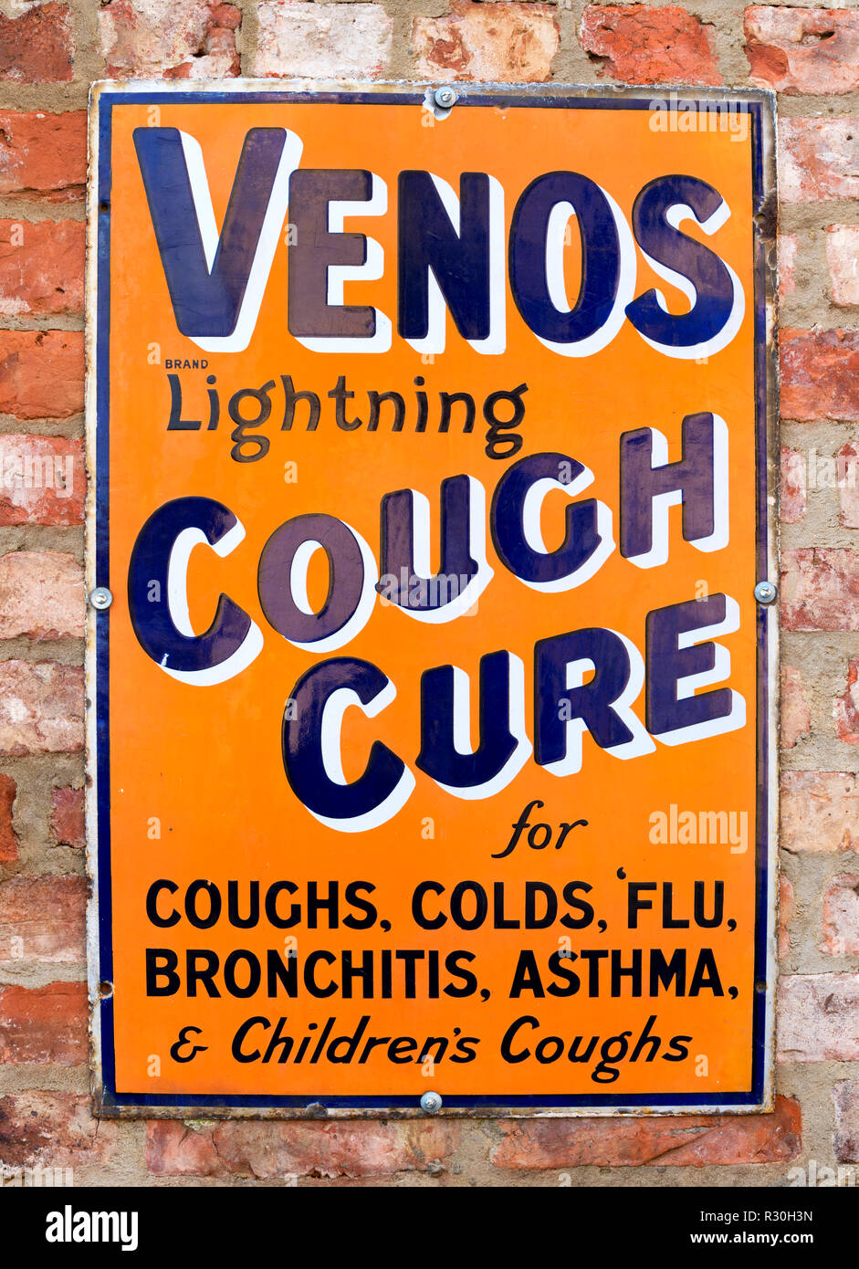 Il vecchio segno di pubblicità per veno la miscela di tosse, Beamish Open Air Museum, Beamish, County Durham, England, Regno Unito Foto Stock