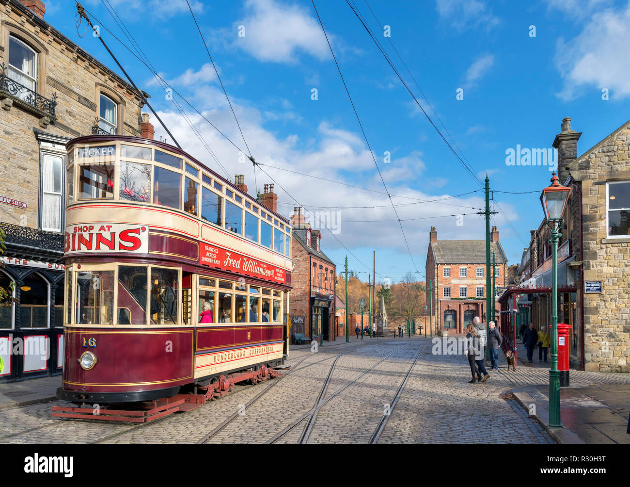 Vecchio tram sulla High Street nel Novecento storico, Beamish Open Air Museum, Beamish, County Durham, England, Regno Unito Foto Stock