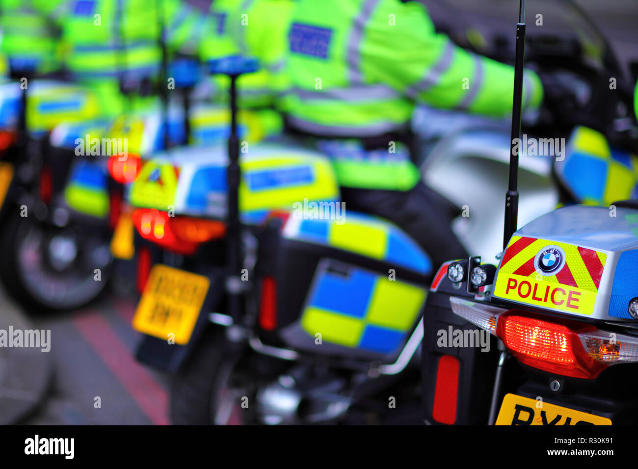 LONDON, Regno Unito - 7 Settembre 2013: Polizia motocicli erano in attesa dal Tower Bridge per il permesso di andare in quanto stava succedendo qualcosa da Tower Bridge Foto Stock