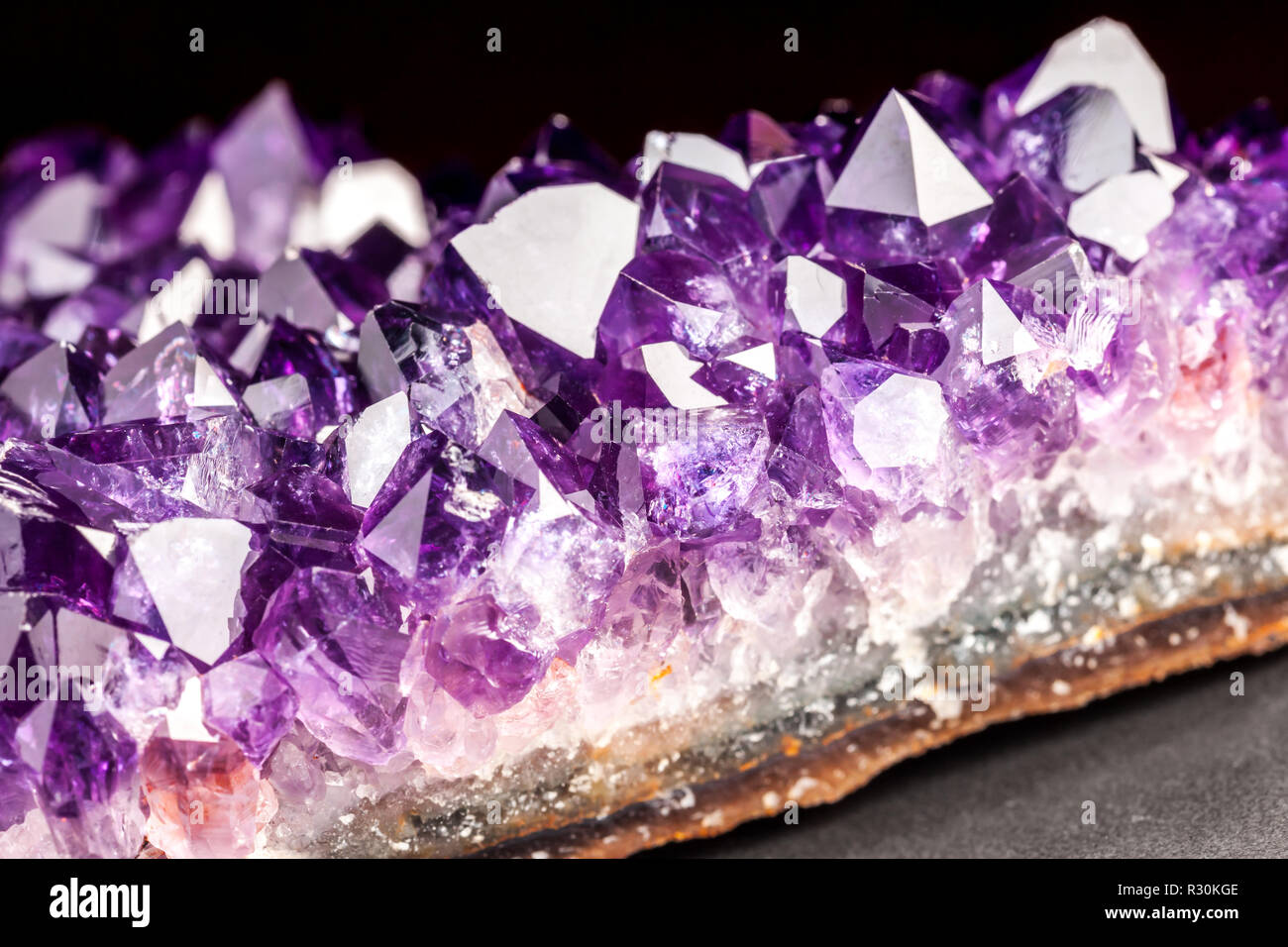 Nitidi e ricchi di dettagli in pietra Ametista dettagli - un viola varietà di quarzo Foto Stock