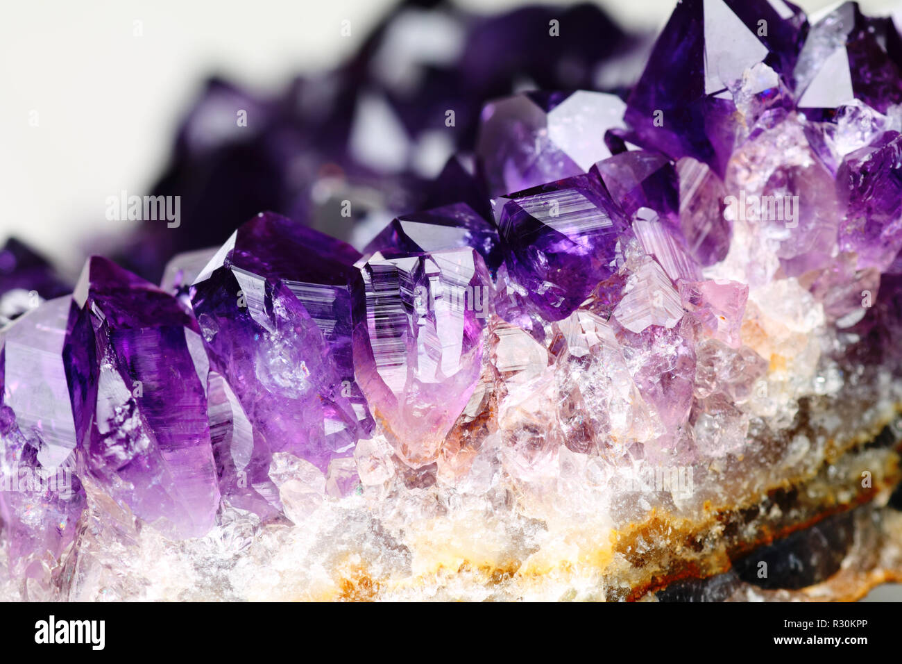 Nitidi e ricchi di dettagli in pietra Ametista dettagli - un viola varietà di quarzo Foto Stock