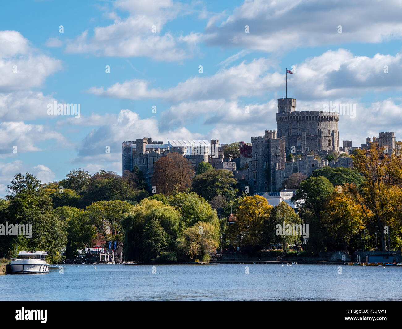 Vista del Castello di Windsor attraverso il fiume Tamigi con alberi d'Autunno, Windsor, Berkshire, Inghilterra, Regno Unito, GB. Foto Stock