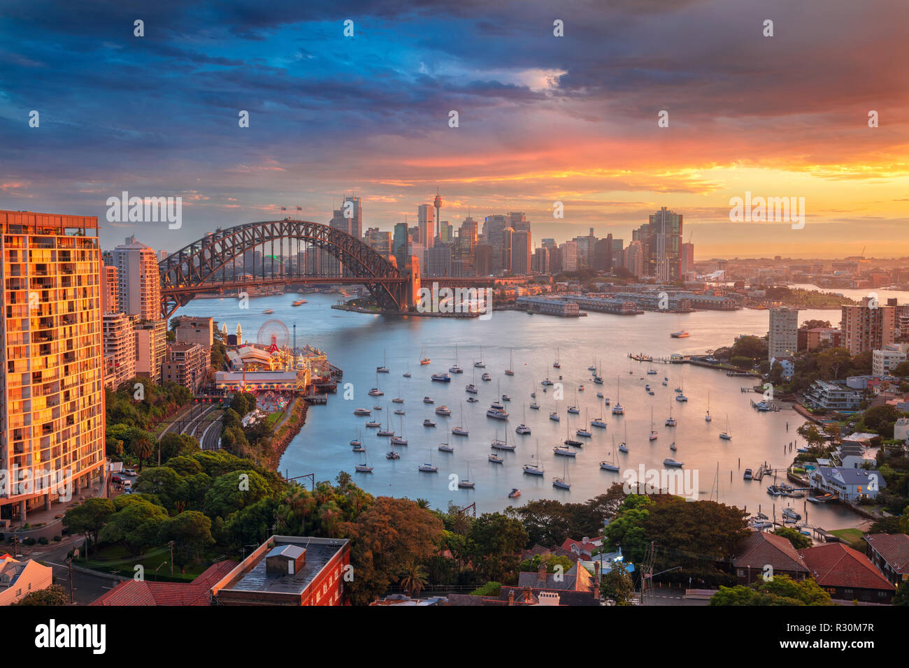 Sydney. Cityscape immagine di Sydney, Australia con il Ponte del Porto di Sydney e il Sydney skyline durante il tramonto. Foto Stock