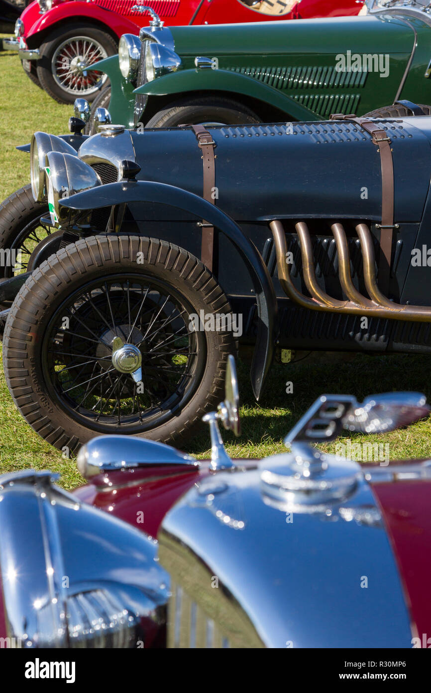 Una linea di vintage pre-guerra Bentleys all annuale Kop Hill Climb, Buckinghamshire Foto Stock