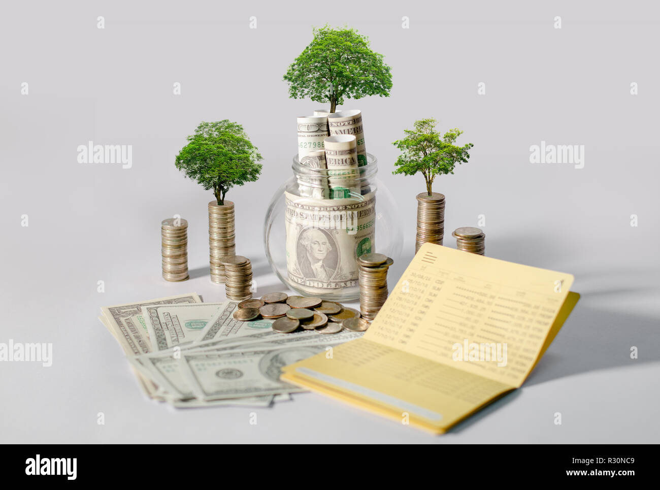 La crescita di denaro per un risparmio di denaro. Albero superiore monete al concetto illustrato ai cambiamenti di un business in espansione Foto Stock