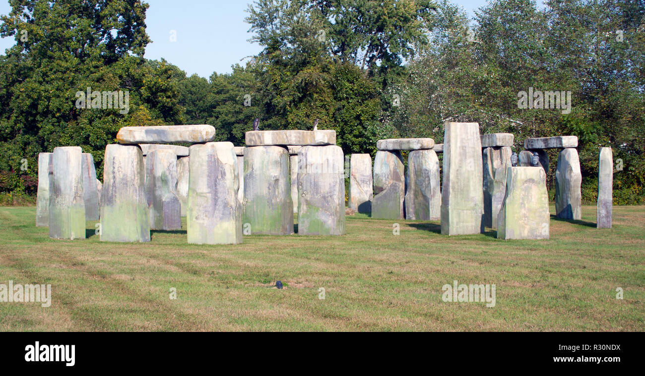 Una stravagante replica di Stonehenge fatta in casa, realizzata in pietra e cemento, decora un prato anteriore a Nunica, Michigan, in vero stile megalite fai da te. Foto Stock