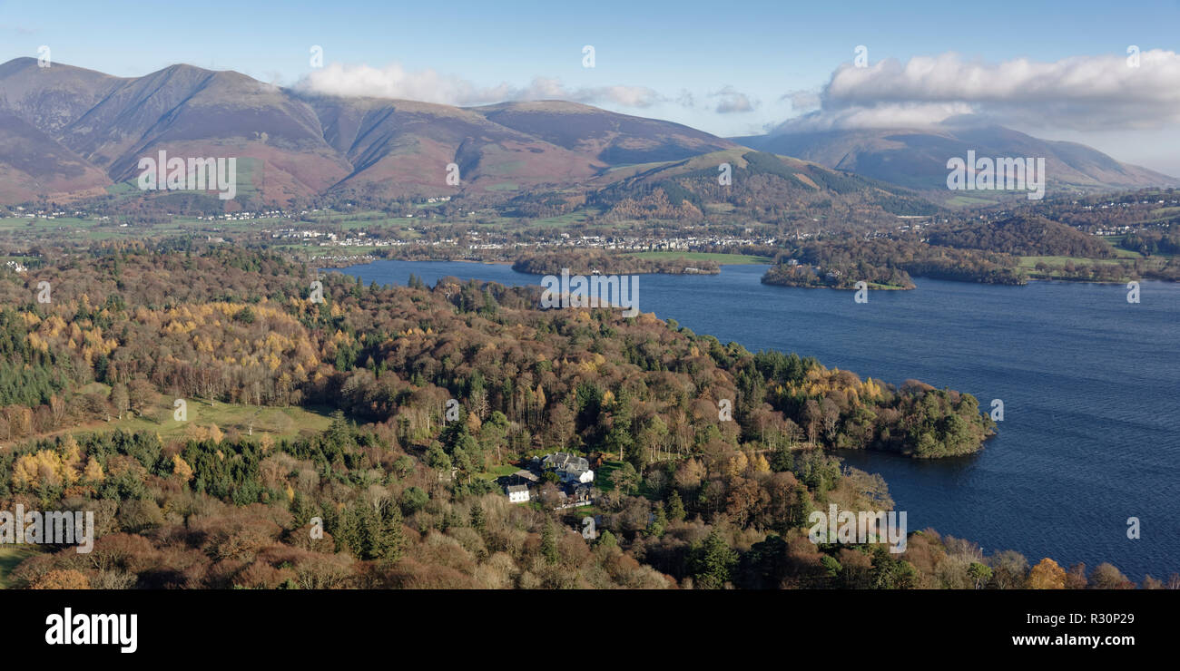 La vista nord-est dalle pendici del Catbells su Derwent Water e Keswick verso thge Skiddaw e Blencathra gamme della montagna in Laghi Inglesi Foto Stock