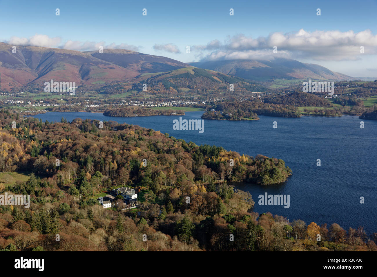 La vista nord-est dalle pendici del Catbells su Derwent Water e Keswick verso thge Skiddaw e Blencathra gamme della montagna in Laghi Inglesi Foto Stock