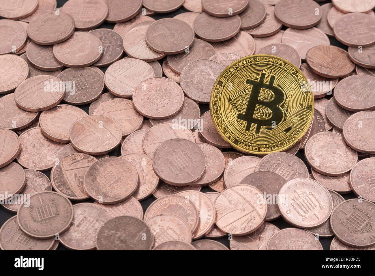 Immagine concettuale per il crollo del prezzo di Bitcoin 2018, crollo del mercato della criptovaluta, crollo del prezzo di Bitcoin 2021, Bitcoin valga dei penny. Foto Stock