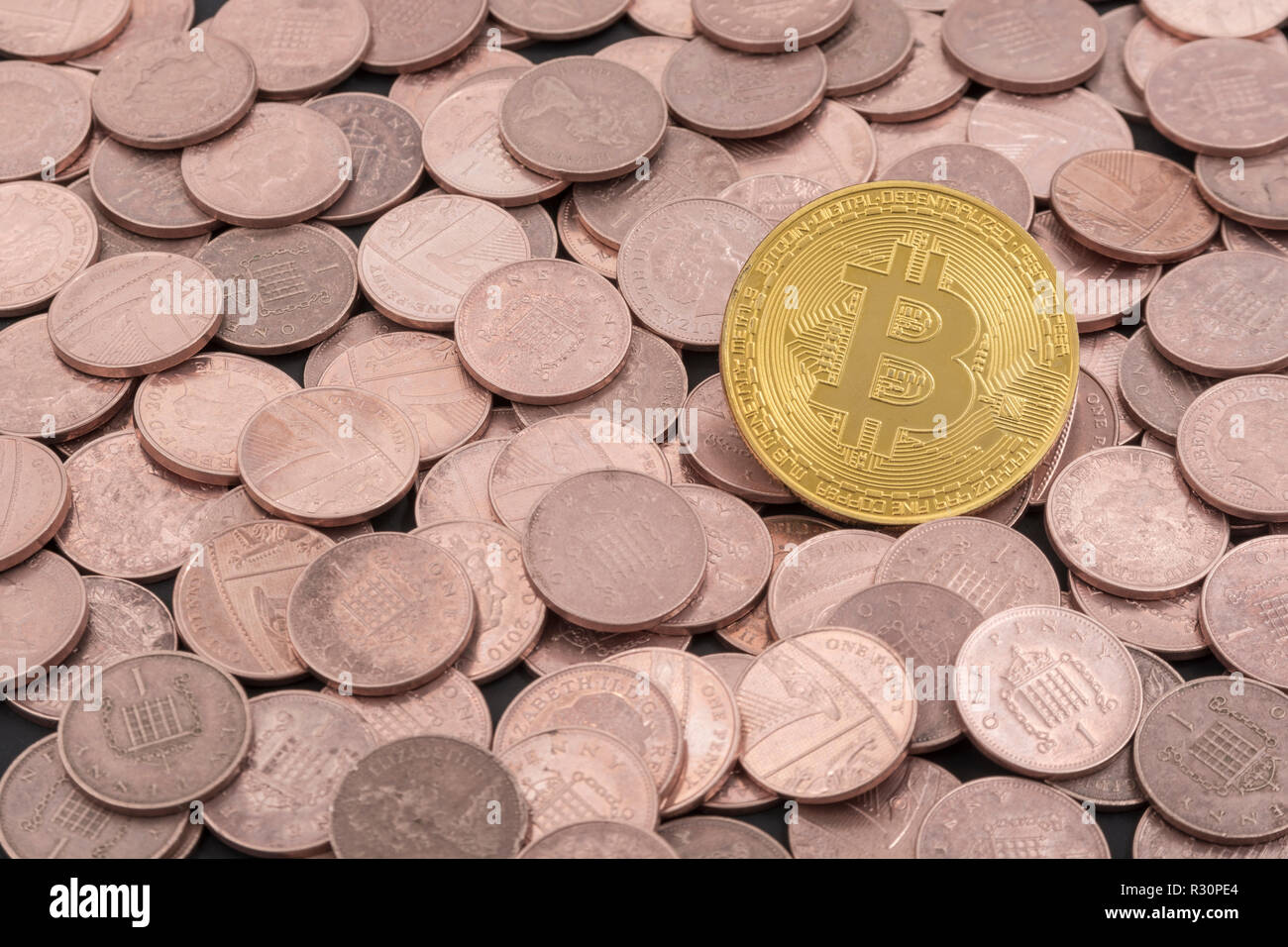Immagine concettuale per il crollo del prezzo di Bitcoin 2021, crollo del bitcoin, crollo del mercato della criptovaluta, crash del Bitcoin Covid-19, Bitcoin e penny. Foto Stock