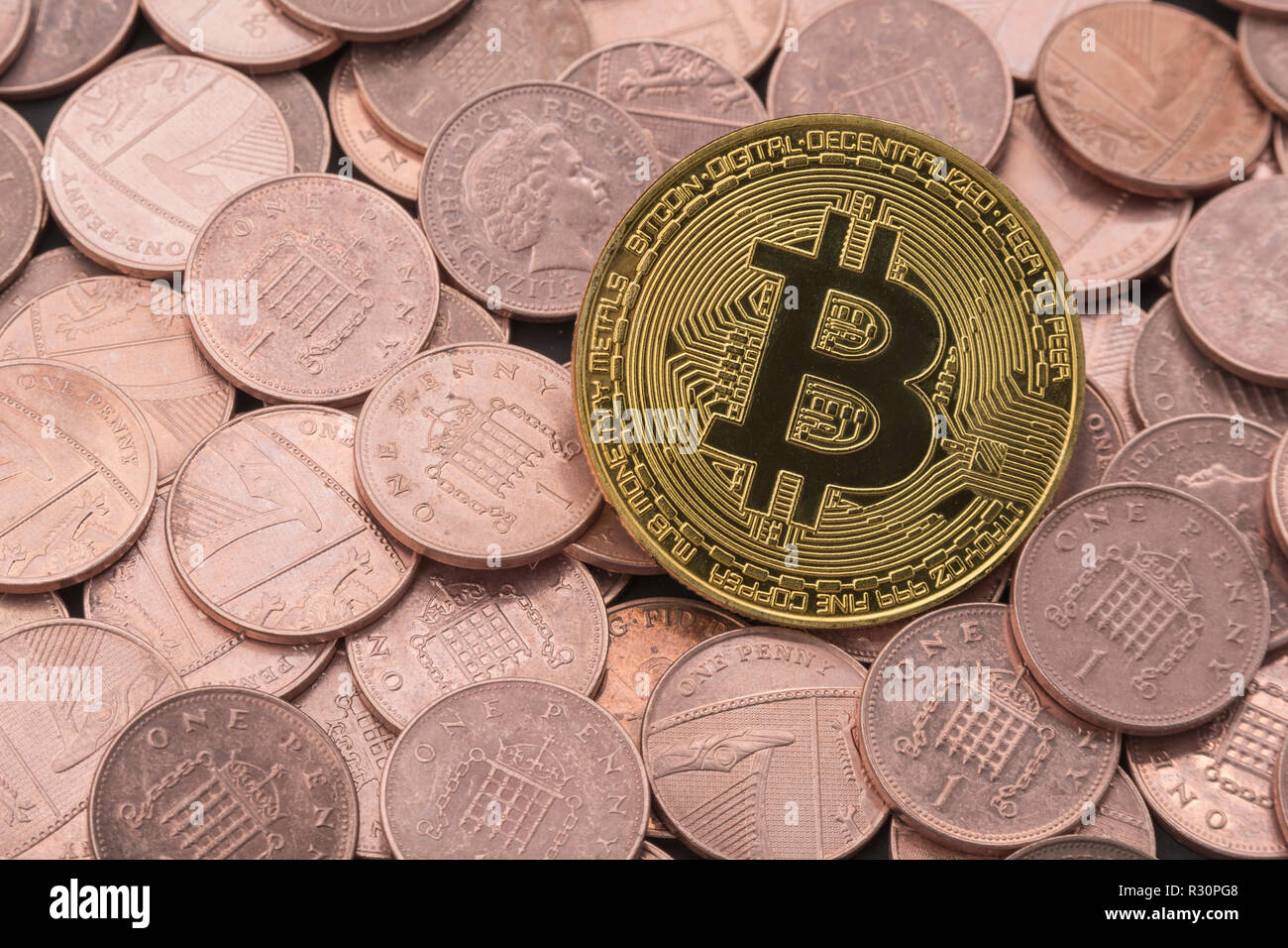 Immagine concettuale per il crollo del prezzo di Bitcoin 2021, crollo del bitcoin, crollo del mercato della criptovaluta, crash del Bitcoin Covid-19, Bitcoin e penny. Foto Stock