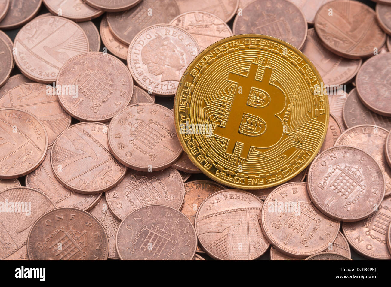 Immagine concettuale per il crollo di Bitcoin 2018, crollo del mercato della criptovaluta, crollo del prezzo di Bitcoin 2020, penny di Bitcoin degno. Foto Stock