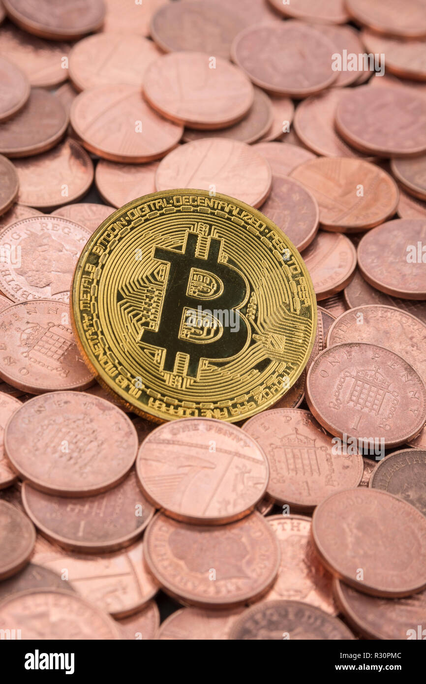 Immagine concettuale per il crollo del prezzo di Bitcoin 2021, crollo del bitcoin, crollo del mercato della criptovaluta, crash del Bitcoin Covid-19, Bitcoin e penny. Foto Stock