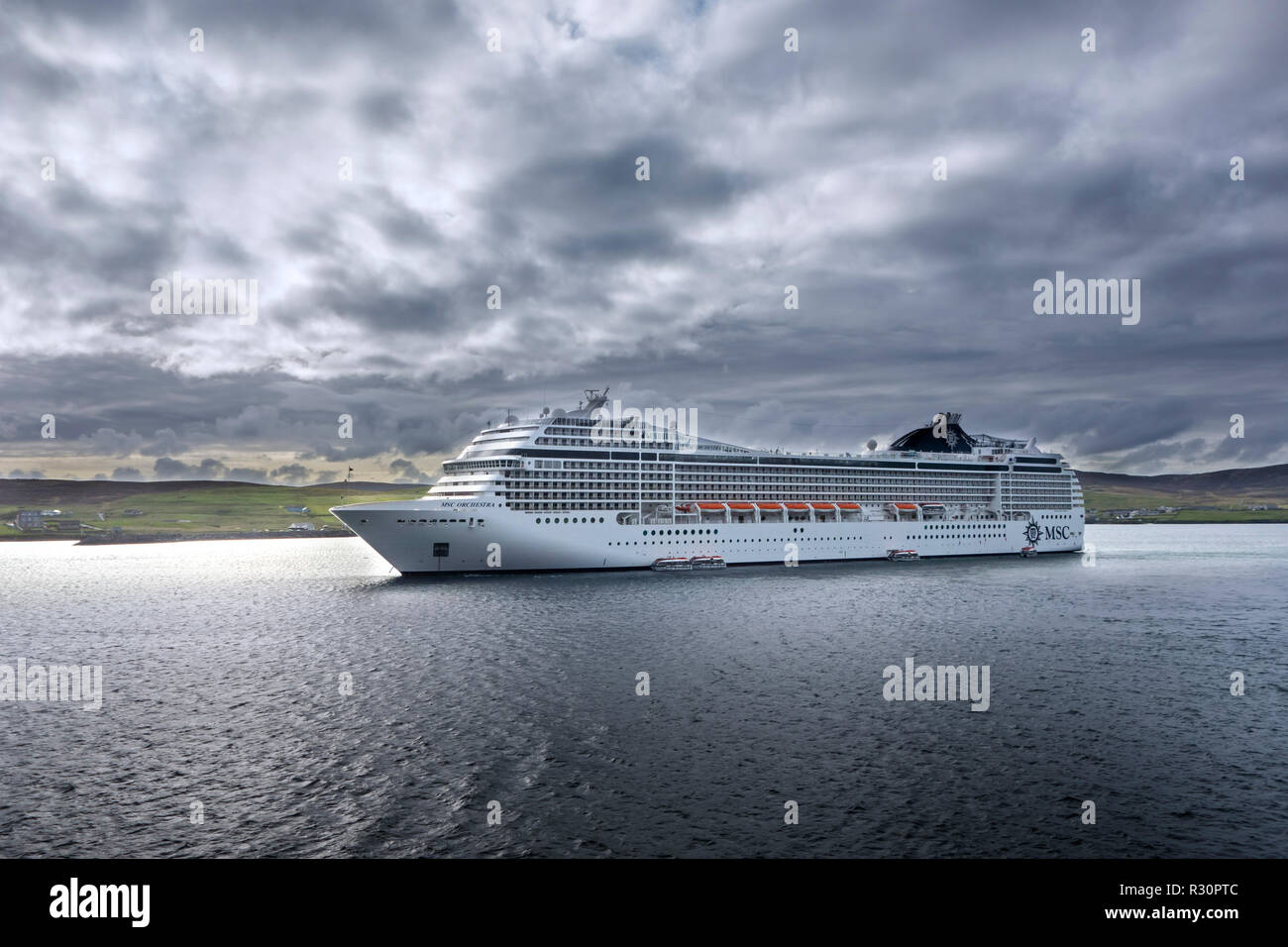 MS MSC Orchestra, nave da crociera MSC Crociere lasciando Lerwick Harbour, isole Shetland, Scotland, Regno Unito Foto Stock