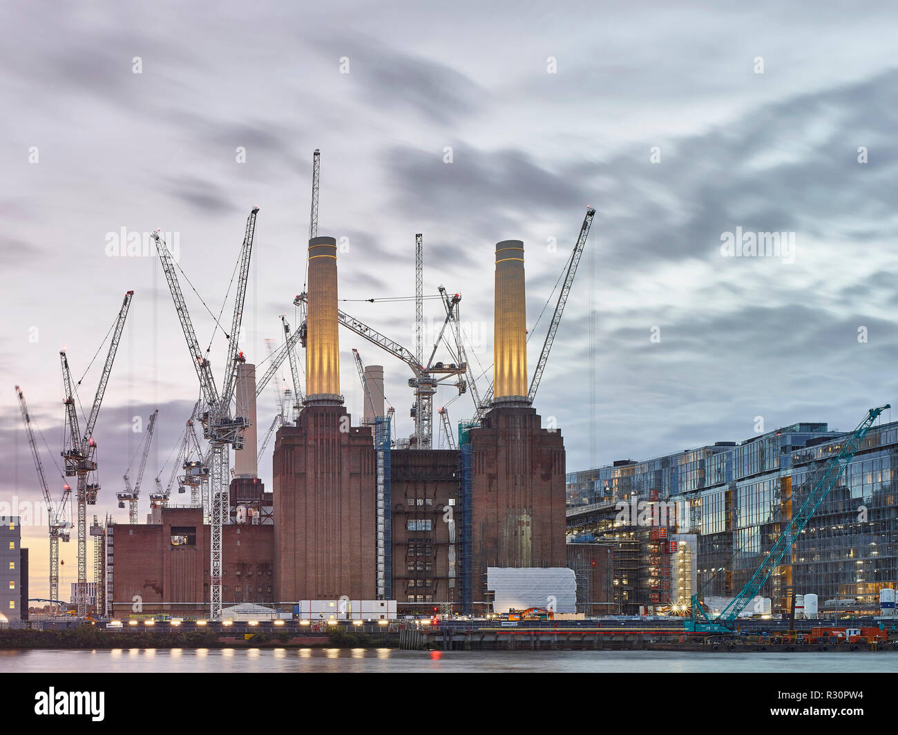 Crepuscolo vista sul Tamigi con camini illuminato. Nei dintorni viste dal Nord 2018, Londra, Regno Unito. Architetto: Sir Giles Gilbert Scott, 1953. Foto Stock