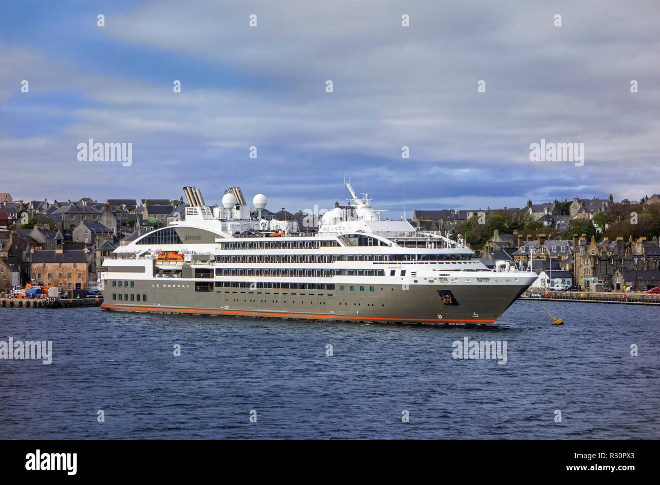 Le boreale, nave da crociera il francese cruise line società Compagnie du Ponant a Lerwick Harbour, isole Shetland, Scotland, Regno Unito Foto Stock