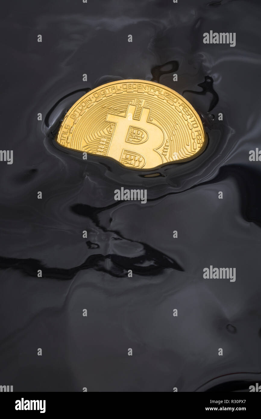 Immagine concettuale di Bitcoin oro affondato in nero morass. Per il crollo del prezzo di Bitcoin 2021, crollo di bitcoin, crollo del mercato della criptovaluta. Foto Stock