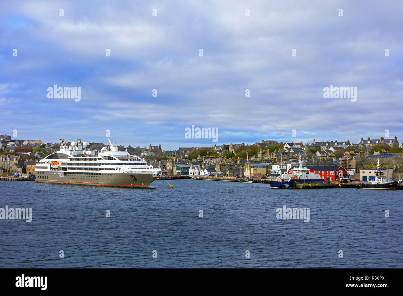 Le boreale, nave da crociera il francese cruise line società Compagnie du Ponant a Lerwick Harbour, isole Shetland, Scotland, Regno Unito Foto Stock