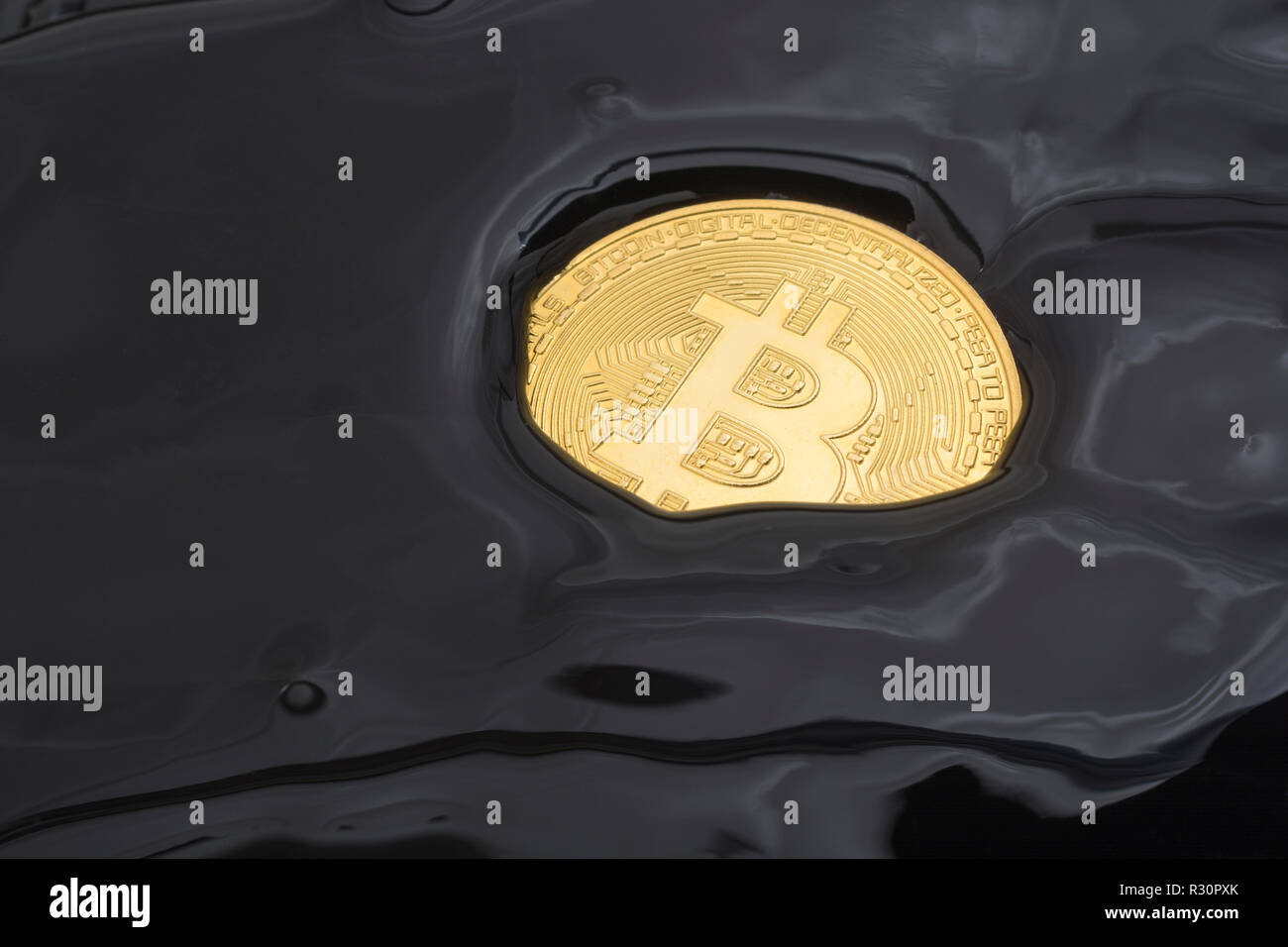 Concept picture di Bitcoin oro affondato in nero morass - per 2021 Bitcoin prezzo crash, crack bitcoin, crack di mercato criptovaluta. Foto Stock
