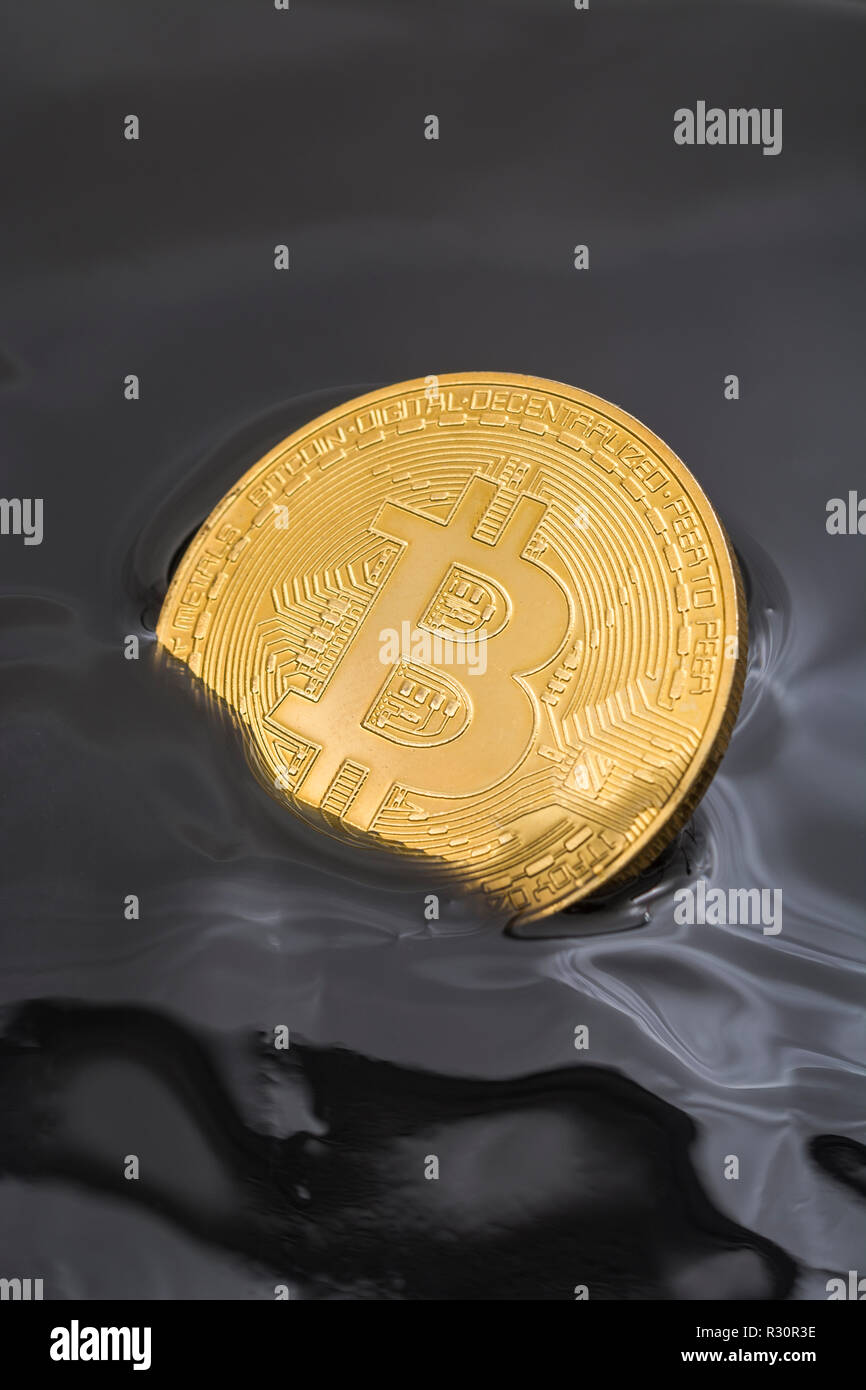 Concept picture di Bitcoin oro affondato in nero morass - per 2021 Bitcoin prezzo crash, crack bitcoin, crack di mercato criptovaluta. Foto Stock