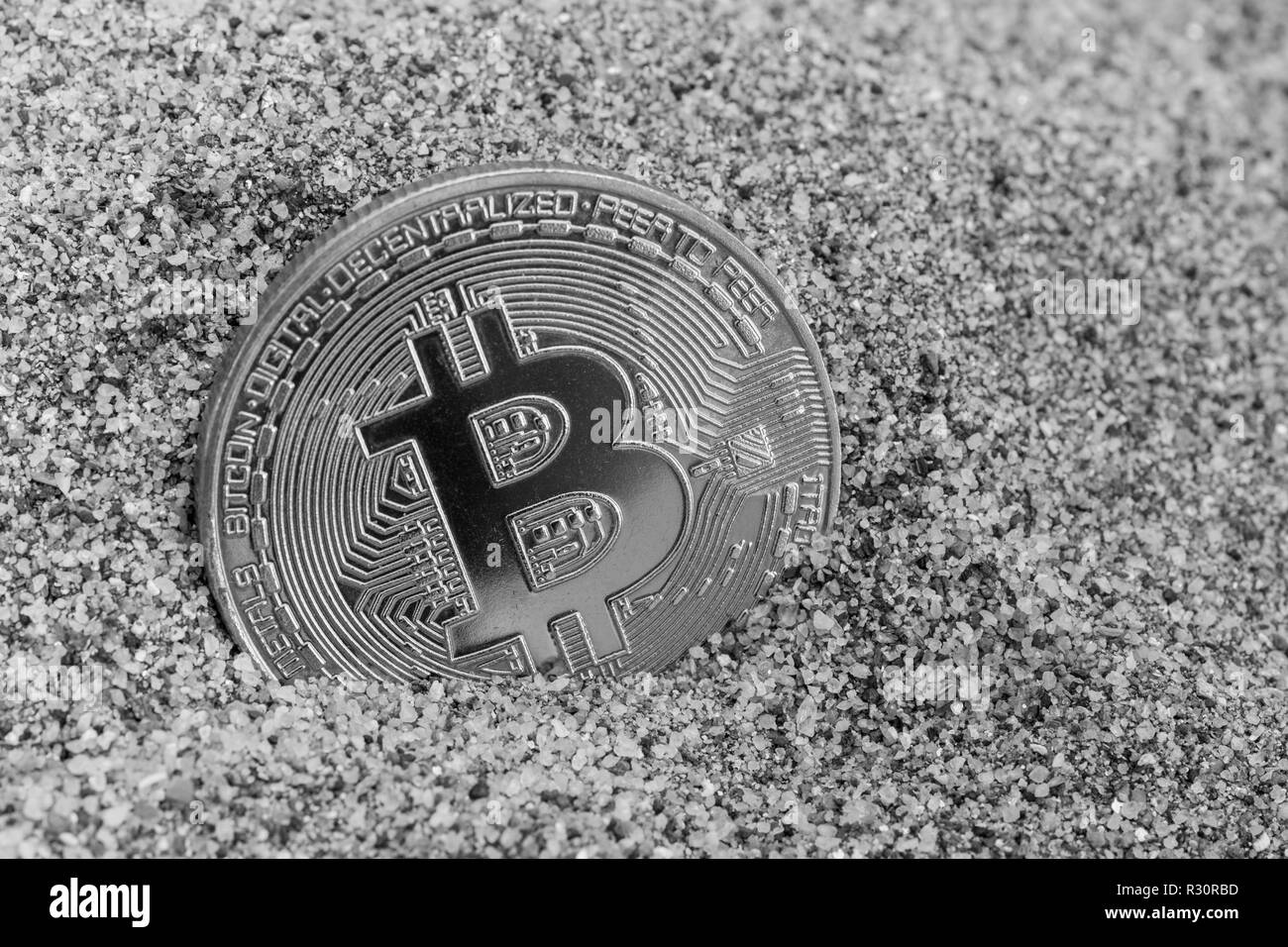 Immagine concettuale di un Bitcoin d'oro affondato nella sabbia - per il crollo di Bitcoin 2018, crollo del mercato della criptovaluta, crollo del prezzo di Bitcoin 2021 Foto Stock