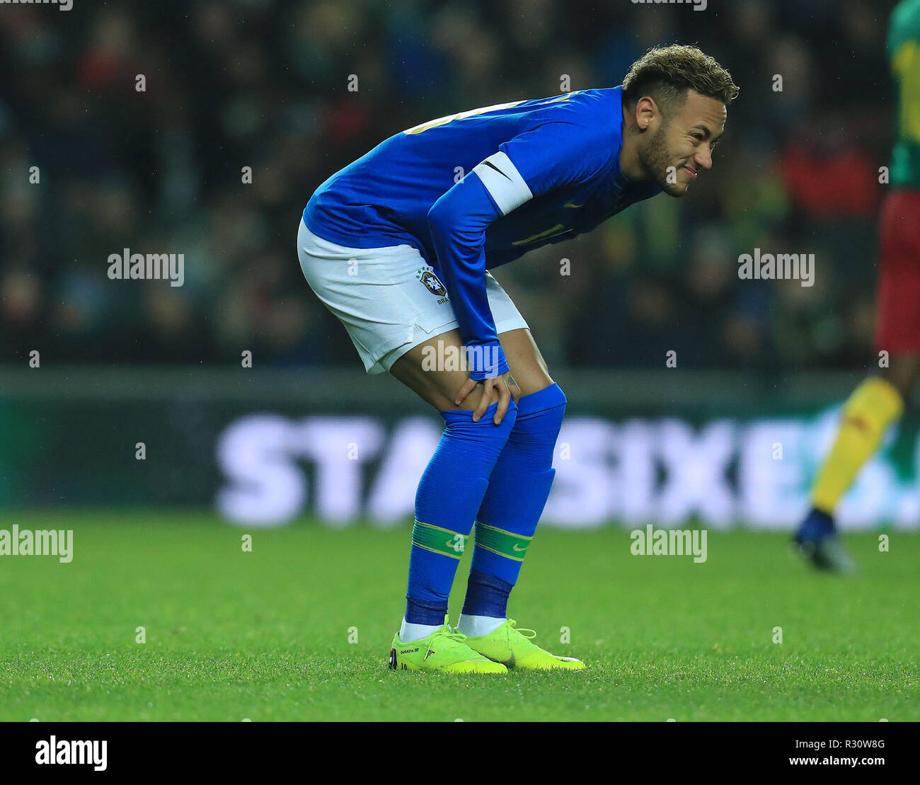 Il Brasile è Neymar lascia campo ferito durante la international amichevole a Stadium MK, Milton Keynes. Foto Stock