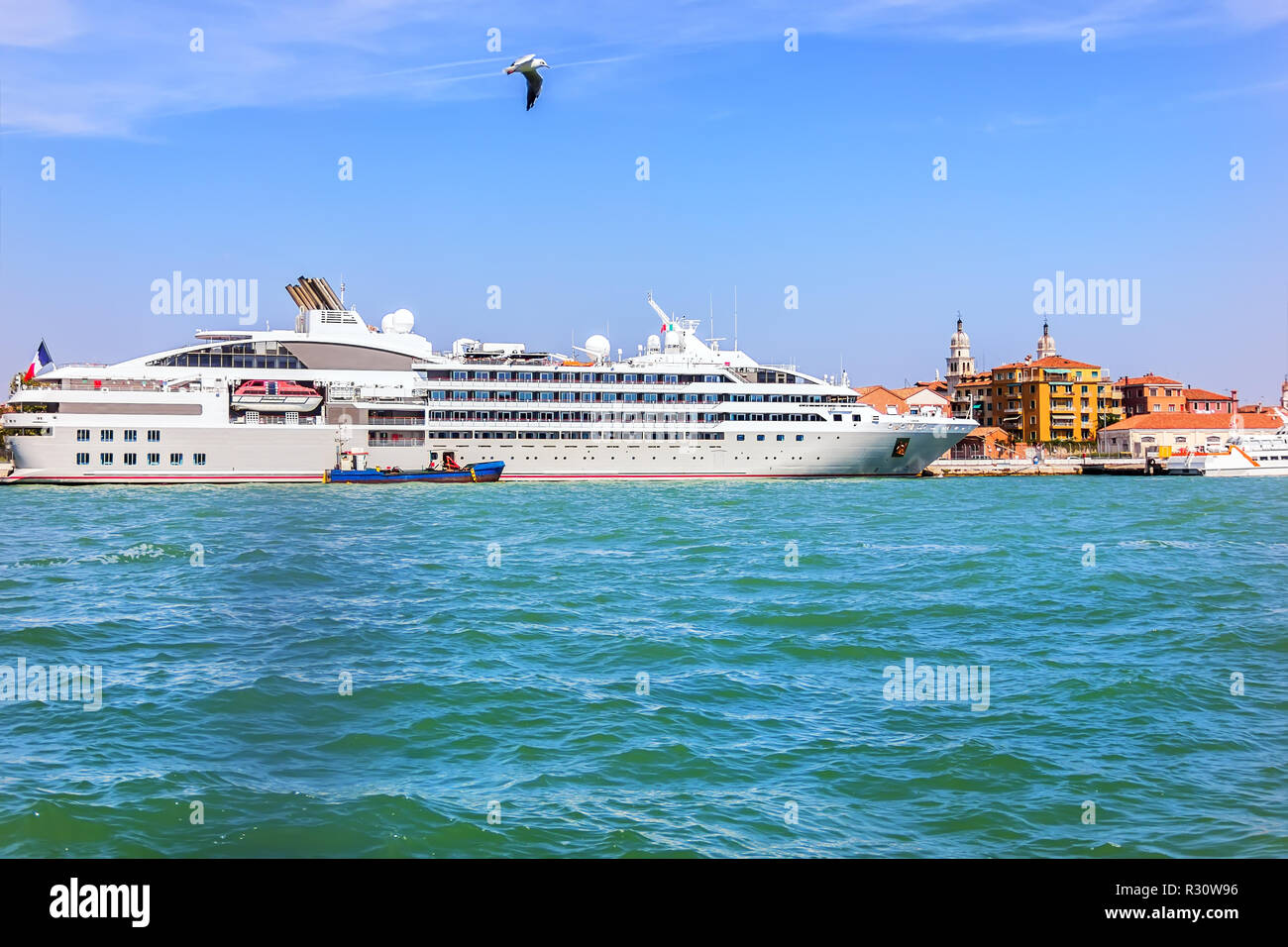 Nave da crociera nel porto di Venezia, Italia Foto Stock