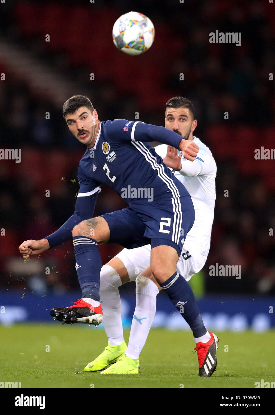 Scozia Callum Paterson (sinistra) e di Israele Moanes Dabour battaglia per la sfera durante la UEFA lega delle nazioni, gruppo C1 corrisponde all'Hampden Park, Glasgow. Foto Stock