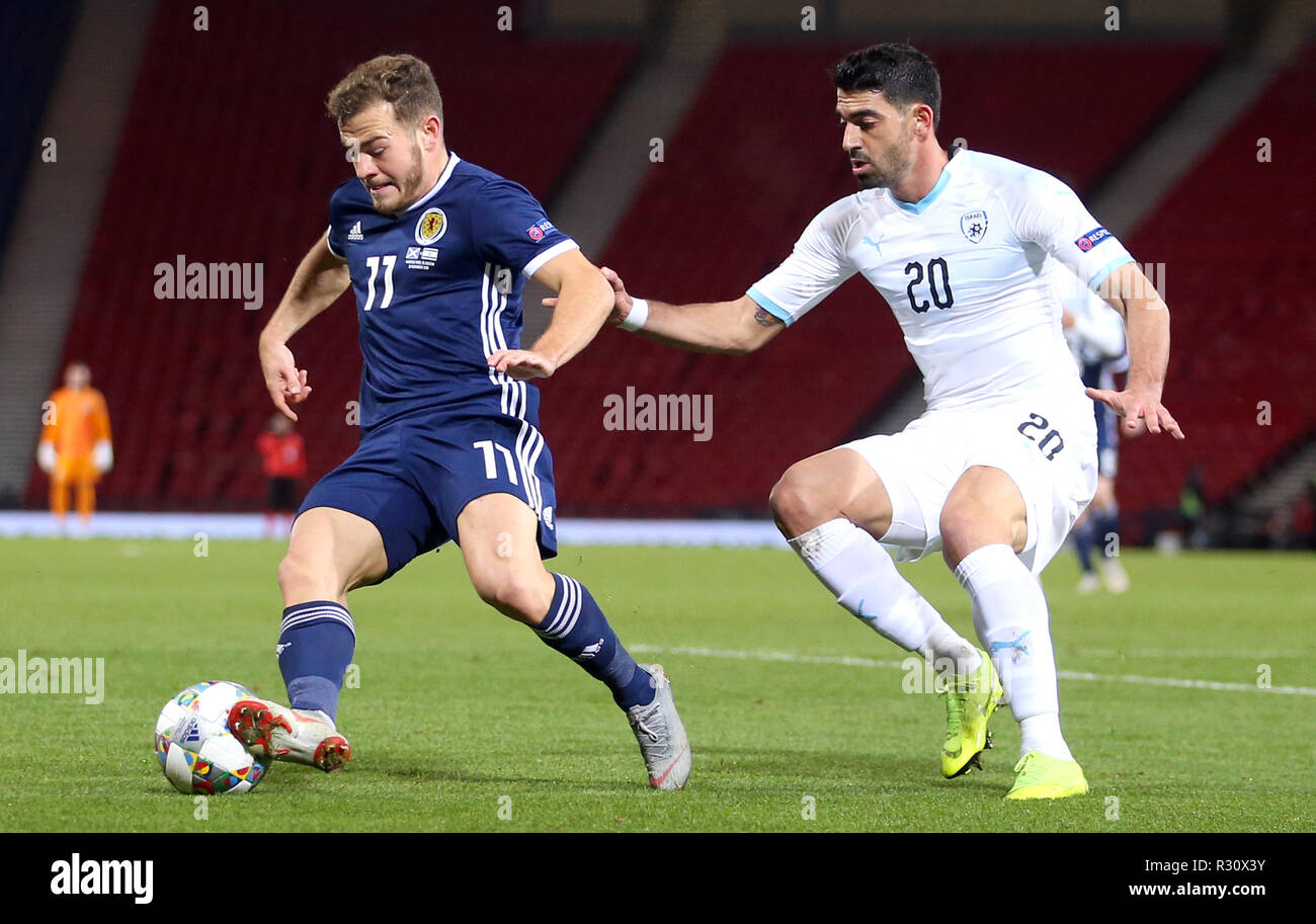 La Scozia è Ryan Fraser (sinistra) e di Israele Omri Ben Harush battaglia per la sfera durante la UEFA lega delle nazioni, gruppo C1 corrisponde all'Hampden Park, Glasgow. Foto Stock