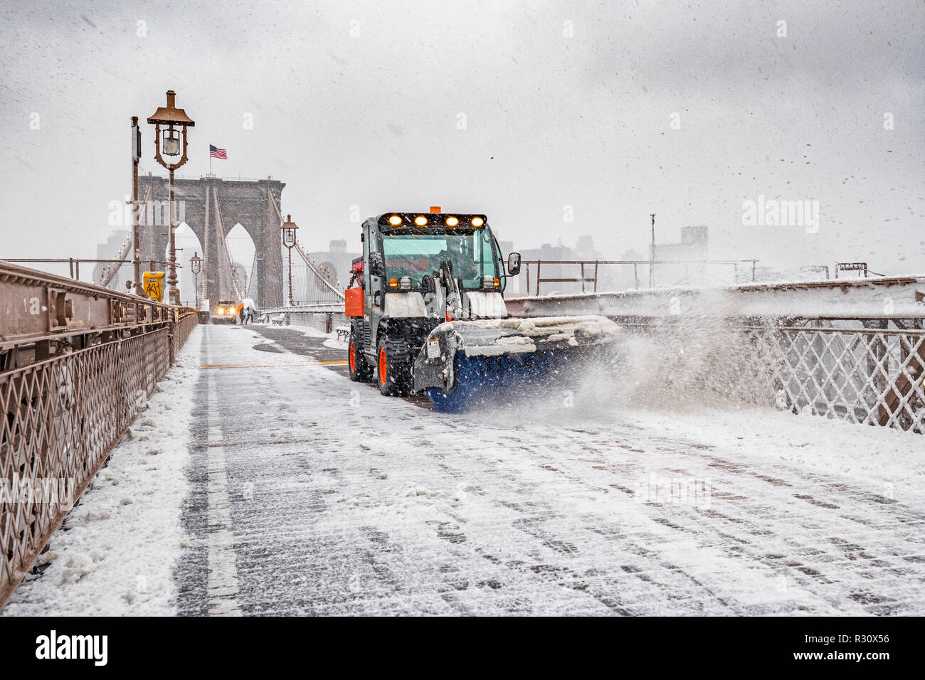 Rimozione della neve sul ponte di Brooklyn a New York a tempesta di neve Foto Stock