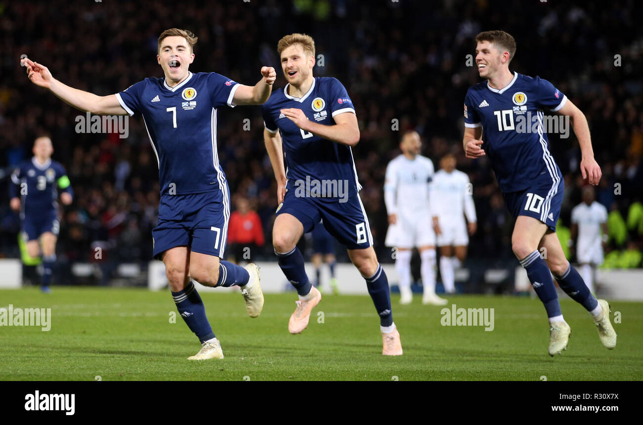 Scozia James Forrest (sinistra) punteggio celebra il suo lato il secondo obiettivo del gioco con Stuart Armstrong (centro) e Ryan Christie durante la UEFA lega delle nazioni, gruppo C1 corrisponde all'Hampden Park, Glasgow. Foto Stock