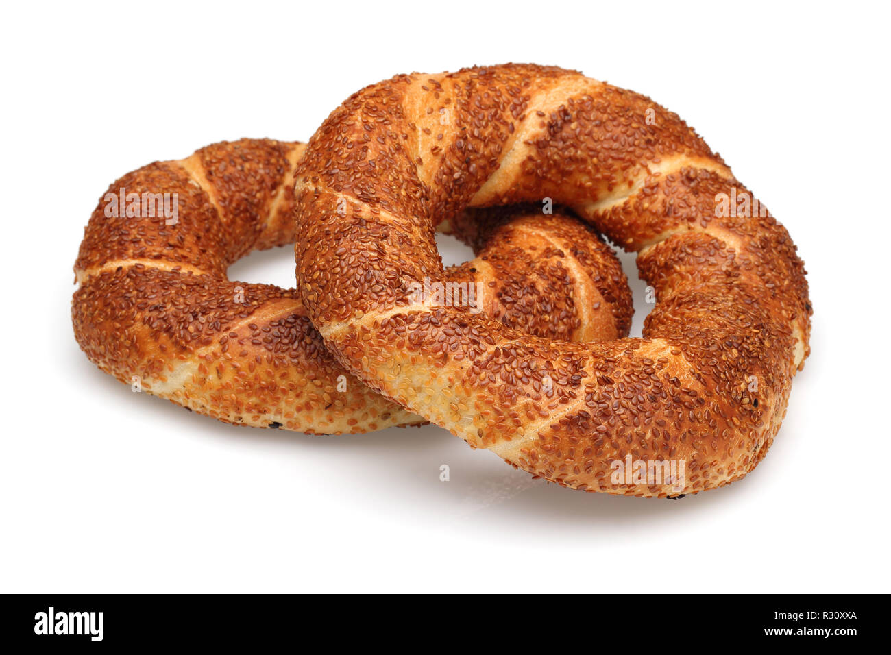 Simit bagel turco isolati su sfondo bianco Foto Stock
