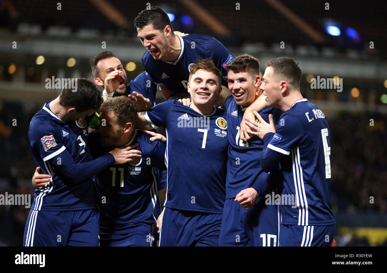 Scozia James Forrest (centro) celebra il punteggio al suo fianco il terzo obiettivo del gioco con i compagni di squadra e completando il suo hat-trick durante la UEFA lega delle nazioni, gruppo C1 corrisponde all'Hampden Park, Glasgow. Foto Stock