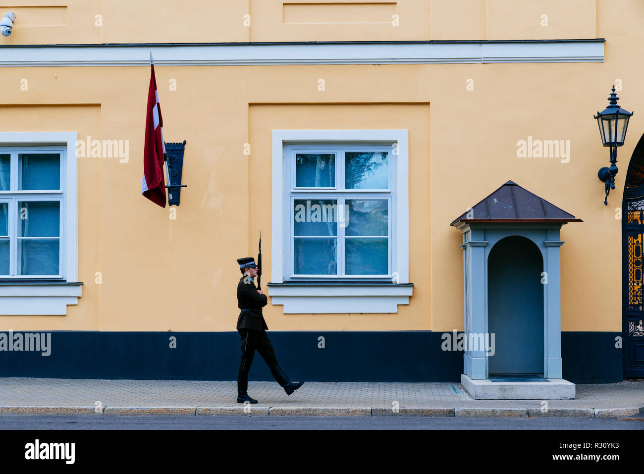 Soldati di guardia presso la residenza del presidente della Lettonia. Il Castello di Riga. Riga, Lettonia, Paesi baltici, Europa. Foto Stock