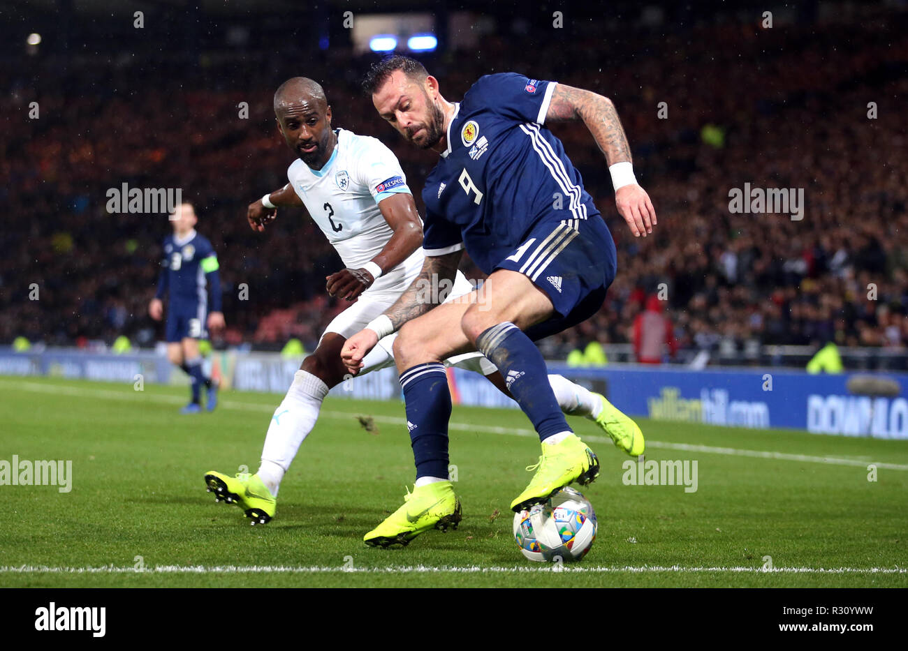 Israele la Eli Dasa (sinistra) e della Scozia Steven Fletcher battaglia per la sfera durante la UEFA lega delle nazioni, gruppo C1 corrisponde all'Hampden Park, Glasgow. Foto Stock