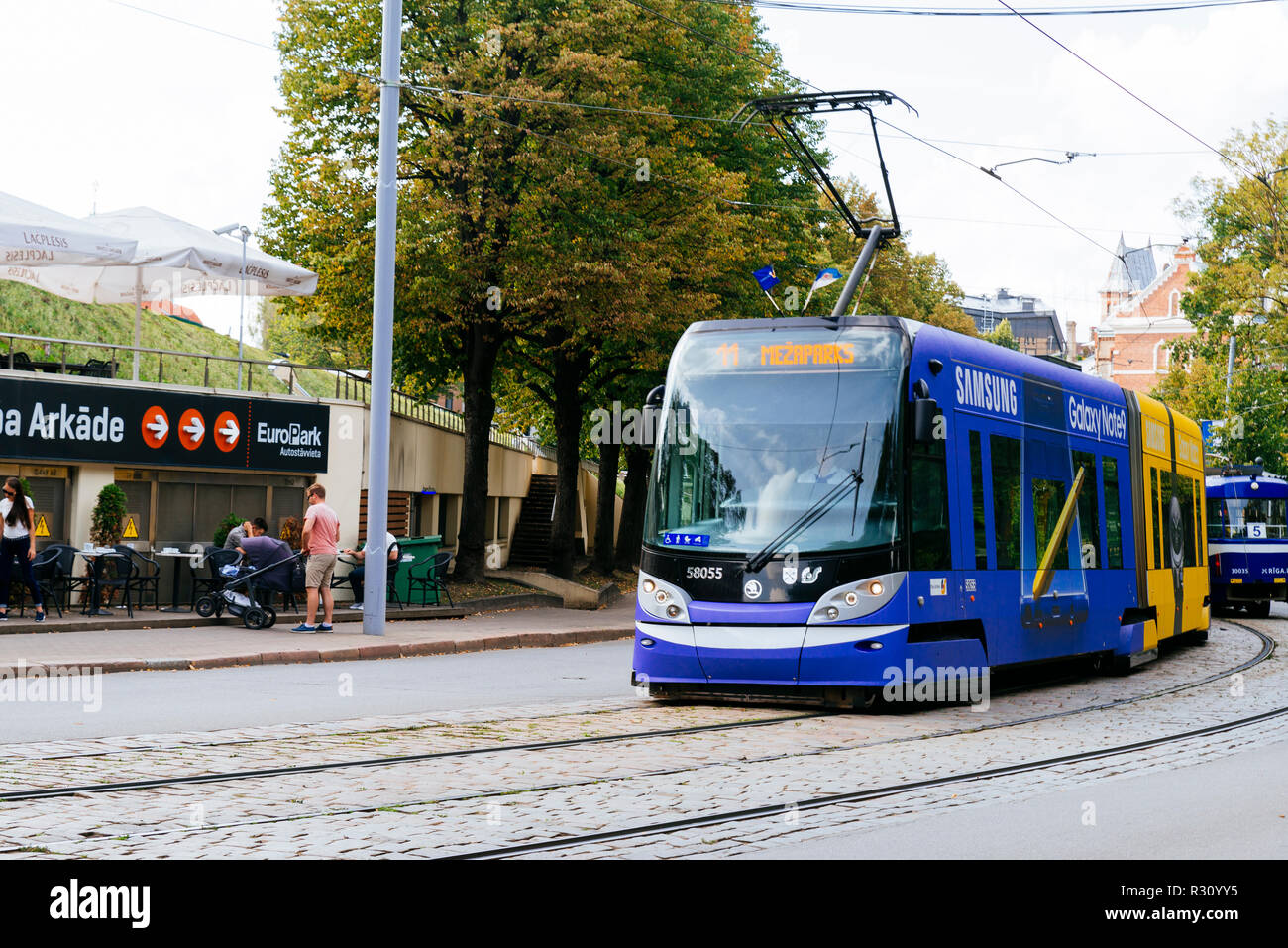 Il tram nella città di Riga. Skoda 15T ForCity. Riga, Lettonia, Paesi baltici, Europa. Foto Stock