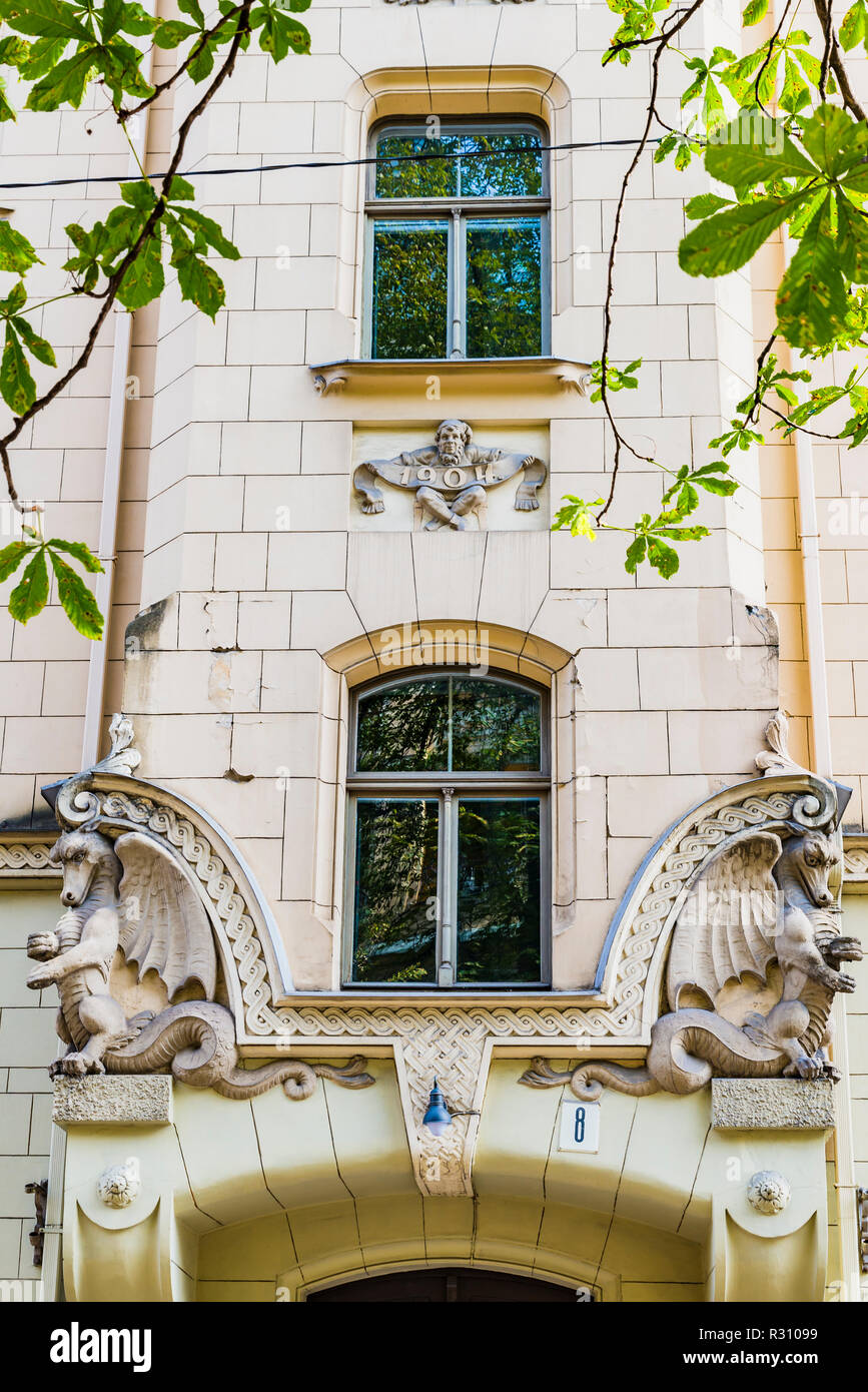 Architettura Art nouveau a Riga - Edificio sulla Antonijas iela 8, Riga. Costruito nel 1903 dall'architetto Konstantins Peksens. Riga, Lettonia, Paesi Baltici Foto Stock
