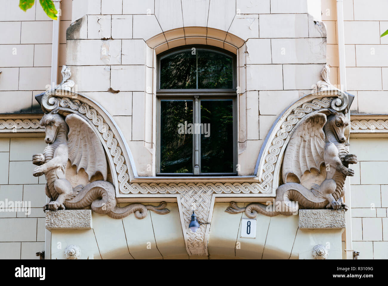 Architettura Art nouveau a Riga - Edificio sulla Antonijas iela 8, Riga. Costruito nel 1903 dall'architetto Konstantins Peksens. Riga, Lettonia, Paesi Baltici Foto Stock