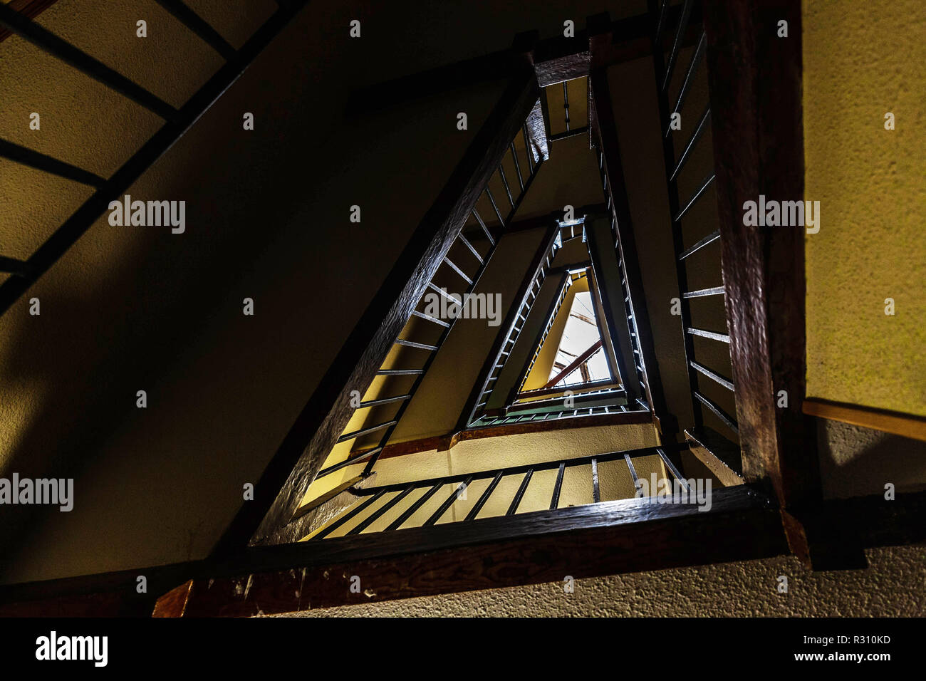 Basso angolo vista di una tromba delle scale triangolari, Madrid, Spagna. Foto Stock