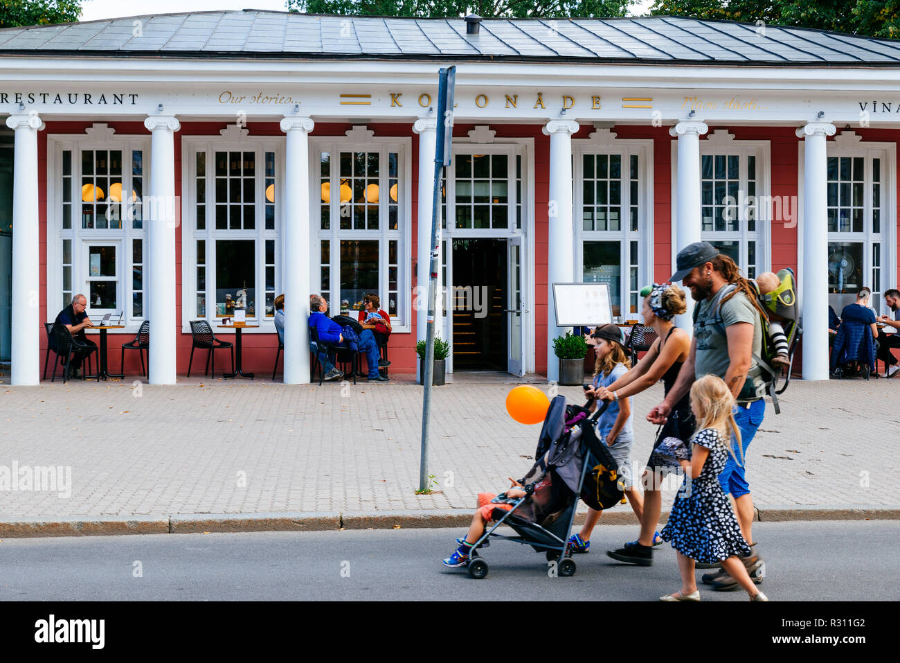 Aumentare il tasso di natalità in Lettonia. Famiglia passeggiate nella città vecchia. Riga, Lettonia, Paesi baltici, Europa Foto Stock