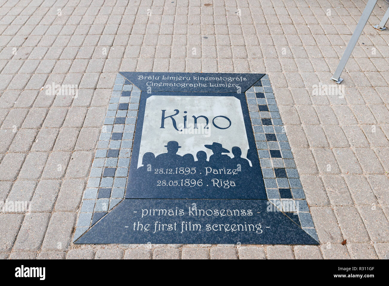 Sito commemorativo per il pubblico prima proiezione del film a Riga ha avuto luogo a 11 Kaļķu Street, situata nel mezzo del lastricato strada pedonale a Līvu Foto Stock