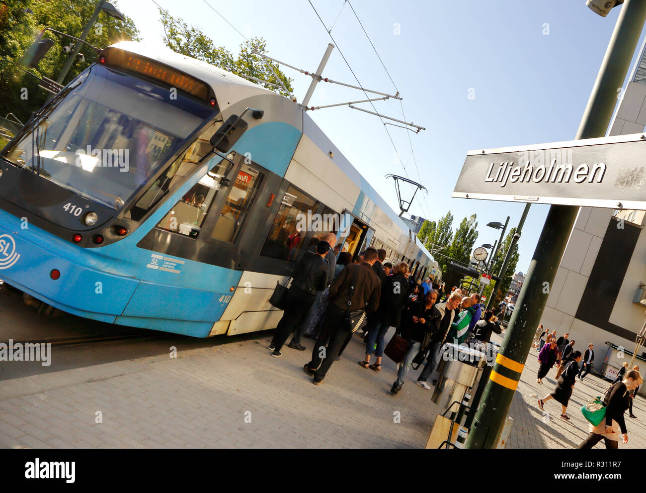 Stoccolma, Svezia - 16 Giugno 2015: il tram alla fermata Liljeholmen. Foto Stock