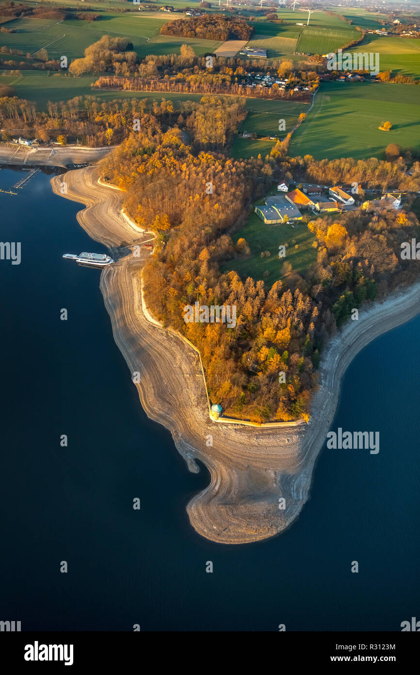 Vista aerea, acqua bassa Möhnesee, penisola, gita in barca sul lago, ampia area di shore, Sauerland, Möhnesee, parco naturale foresta Arnsberger, Haarstr Foto Stock
