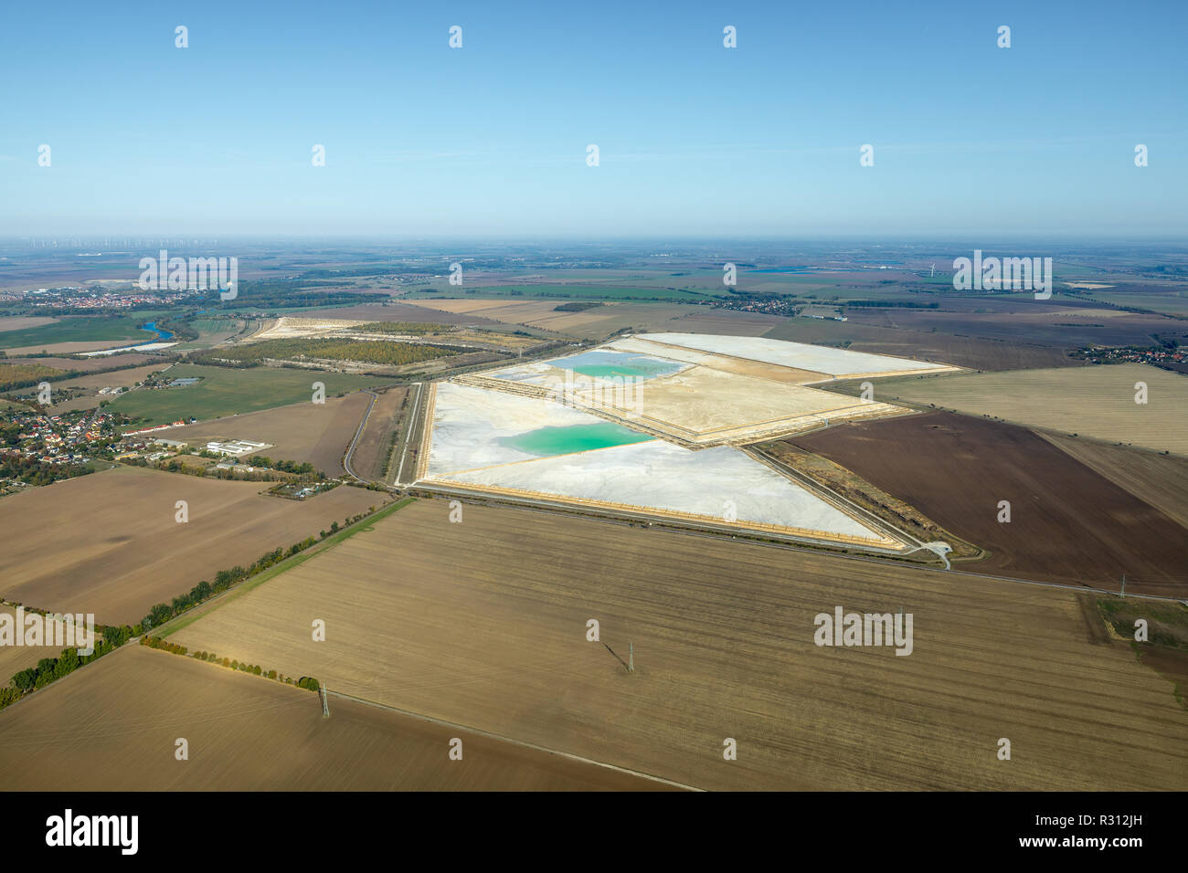 Foto aerea, Kalkteich, verde acqua, incrostati di terra, siccità, terra asciutta, Nienburg, Latdorf, Paderborn, Sassonia-Anhalt, Germania, Europa ,, DEU, Europ Foto Stock