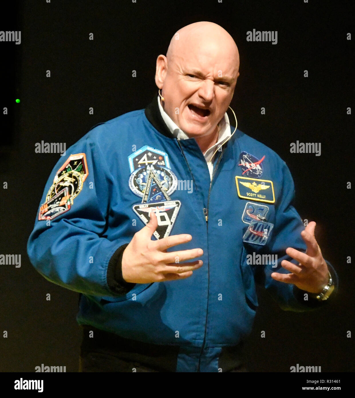 9 gennaio 2018 - Las Vegas, Nevada, Stati Uniti: Ex astronauta della NASA SCOTT KELLY parla del suo: un anno nello spazio, alla Nikon booth, durante il primo giorno del primo giorno del CES 2018 mostrano, lunedì. Credit: Gene Blevins/ZUMA filo/Alamy Live News Foto Stock