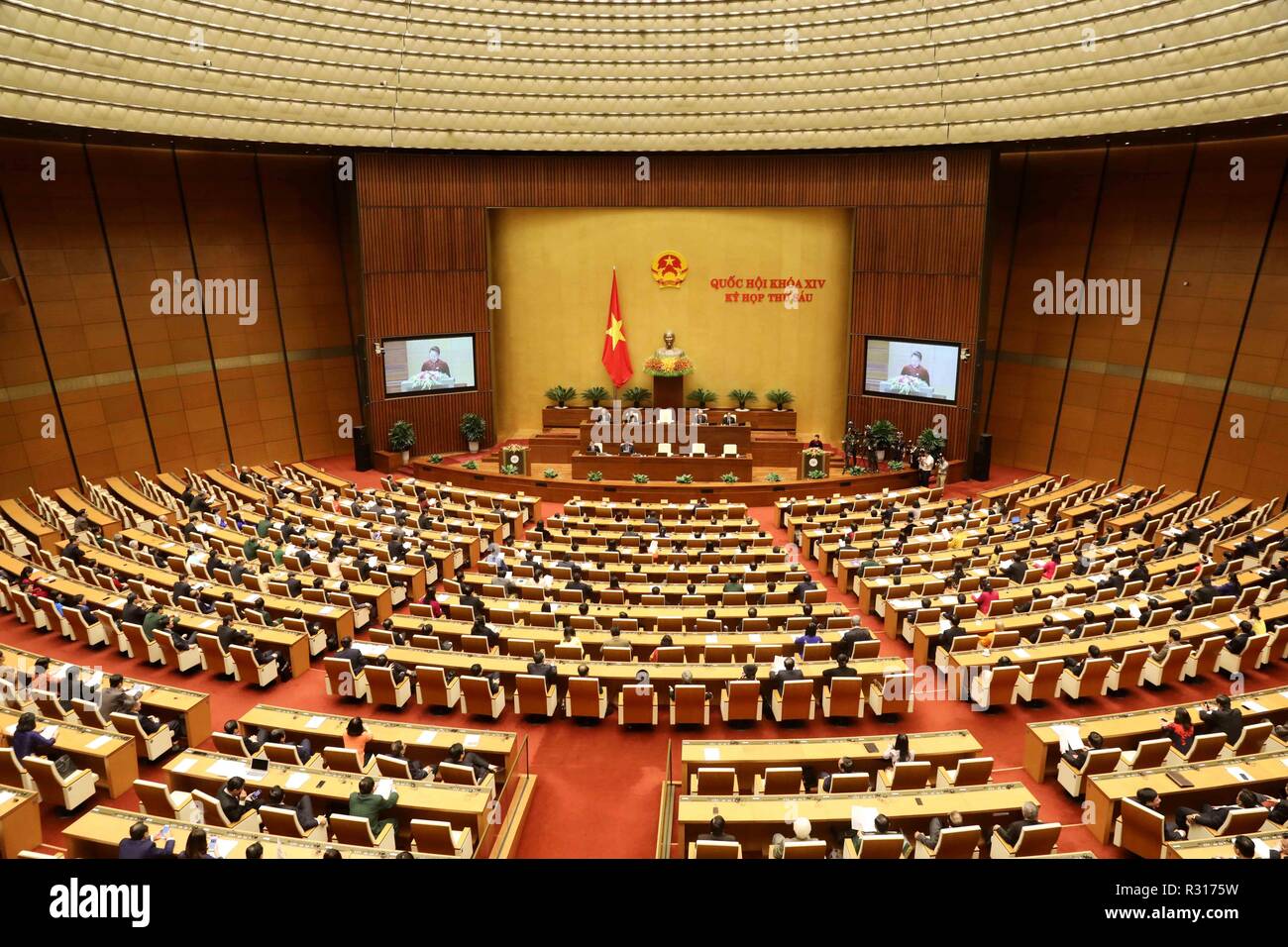 Hanoi. Xx Nov, 2018. Foto scattata il 9 novembre 20, 2018 mostra la cerimonia di chiusura della sesta sessione del Vietnam la XIV Assemblea nazionale di Hanoi, capitale del Vietnam. La sesta sessione del Vietnam dell Assemblea Nazionale (NA), il paese del legislatore superiore, concluso qui il martedì dopo quasi un mese di discutere e approvare le questioni del personale e nove le leggi e i dibattiti su altri sei fatture, la NA Office ha annunciato. Credito: VNA/Xinhua/Alamy Live News Foto Stock