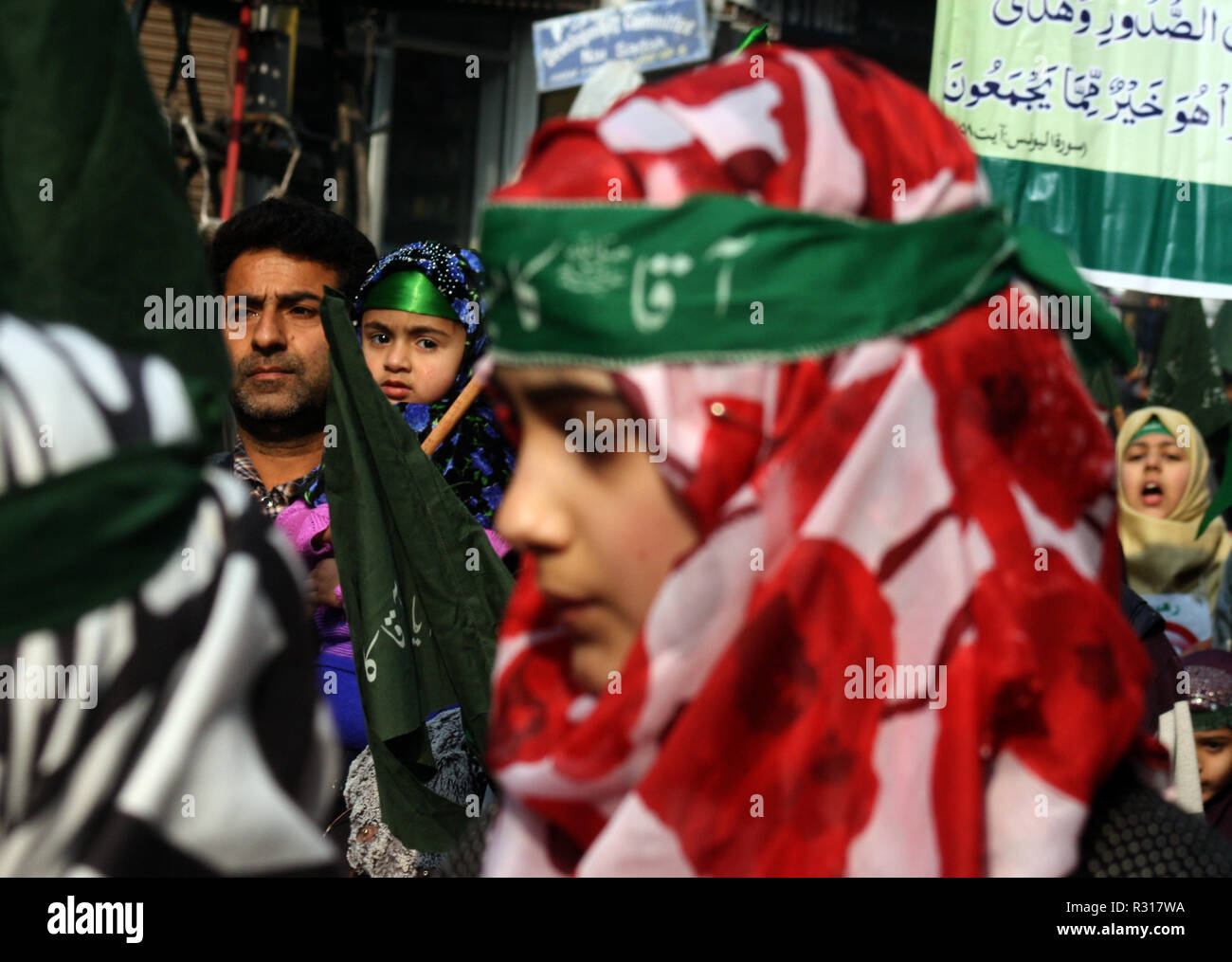 Srinagar Kashmir. 21 Novembre, 2018. I bambini della scuola di slogan religiosi che prendono parte all'Eid-Milad - ONU - Nabi celebrazioni in occasione del Profeta Mohammad anniversario di nascita.il suo anniversario di nascita è commemorato nel terzo mese del calendario islamico Rabi' al-awwal Credito: sofi suhail/Alamy Live News Foto Stock