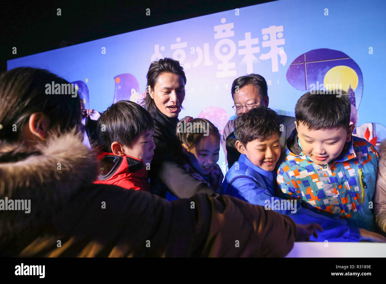 (181121) -- PECHINO, nov. 21, 2018 (Xinhua) -- Ambasciatore dell'UNICEF Chen Kun ed i bambini frequentano un evento a luce la National Aquatics Centre o 'Cubo Acqua" a Pechino Capitale della Cina, nov. 20, 2018. Città e comunità in Cina illuminato i loro edifici iconici di martedì per celebrare il mondo giornata per i bambini. La città di Pechino, Guiyang, Hohhot, Jinan, Jieyang e Shenzhen hanno partecipato all'iniziativa. La giunzione dell'UNICEF per l'attivazione globale a 'Go Blue', queste città sono anche azienda eventi online e offline e forum per focalizzare l attenzione sulla creazione di un futuro più luminoso per i bambini. Mondo Ch Foto Stock