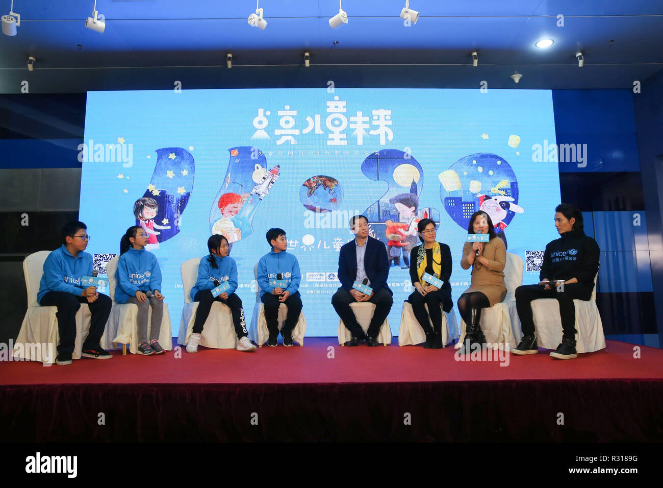 (181121) -- PECHINO, nov. 21, 2018 (Xinhua) -- i partecipanti frequentano un evento mondiale sulla Giornata per i bambini a Pechino Capitale della Cina, nov. 20, 2018. Città e comunità in Cina illuminato i loro edifici iconici di martedì per celebrare il mondo giornata per i bambini. La città di Pechino, Guiyang, Hohhot, Jinan, Jieyang e Shenzhen hanno partecipato all'iniziativa. La giunzione dell'UNICEF per l'attivazione globale a 'Go Blue', queste città sono anche azienda eventi online e offline e forum per focalizzare l attenzione sulla creazione di un futuro più luminoso per i bambini. Mondo bambini giorno cade il 9 novembre 20 ogni anno. (Xinhua/Zhang Yuwe Foto Stock